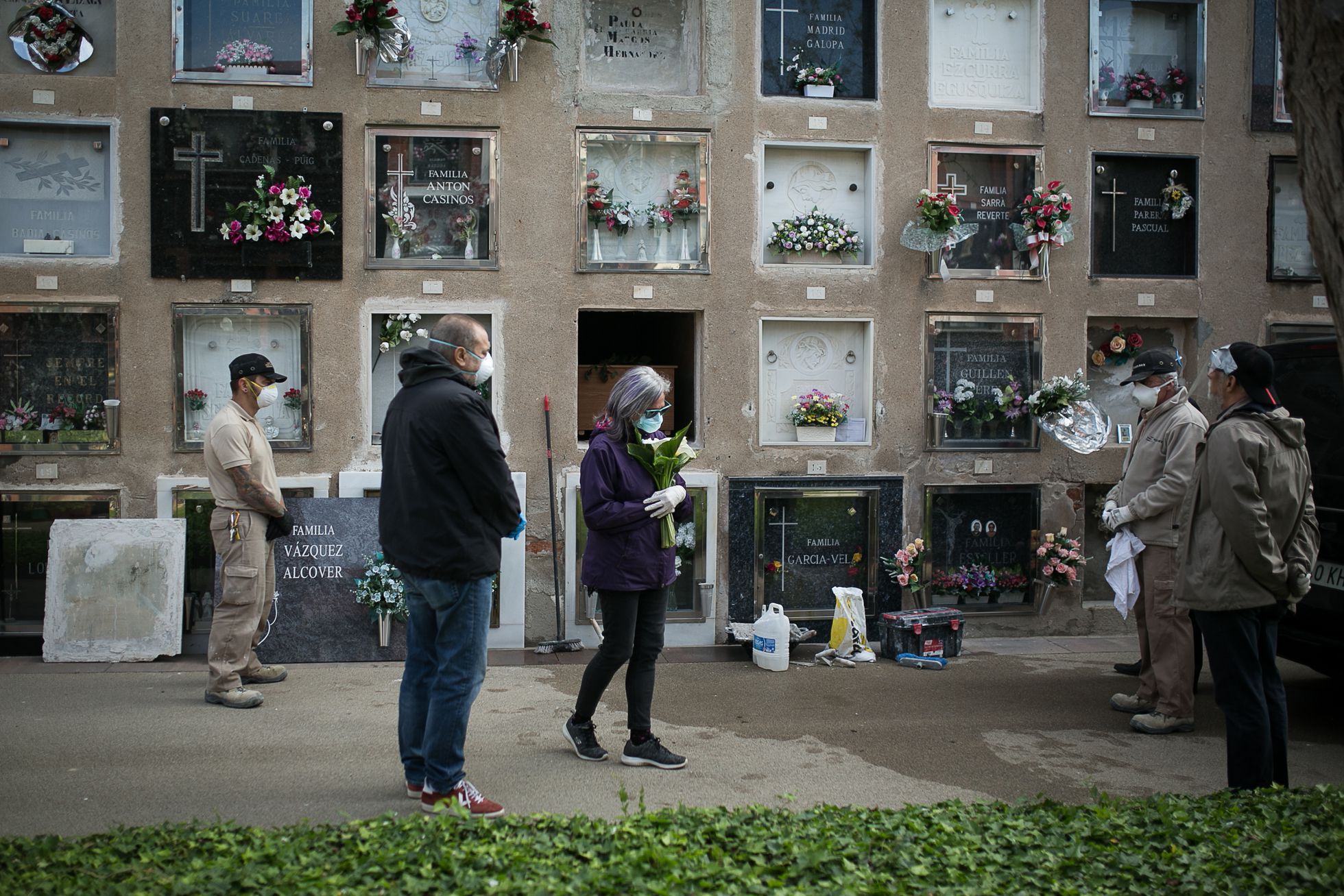 Entierro de una mujer, en el Prat de Llobregat. Falleció en una residencia y durante la pandemia los funerales quedaron restringidos a la presencia de pocos familiares. 
