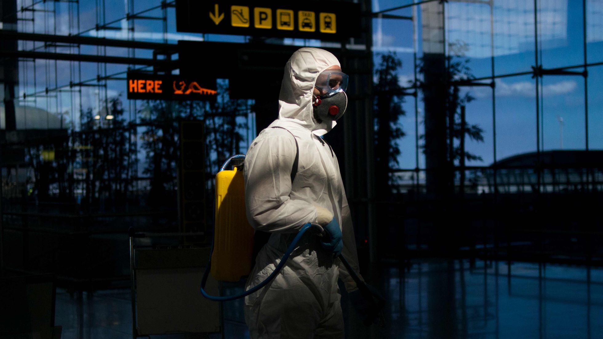 Un miembro de la UME desinfectando el aeropuerto de Málaga el día 16 de marzo, después de declararse el estado de alerta. España había registrado casi 1.000 nuevos casos de coronavirus en las últimas 24 horas.
