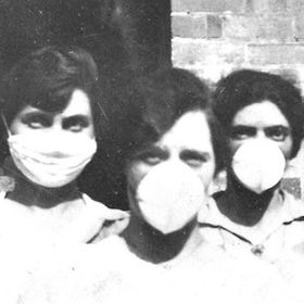Un grupo de mujeres pertrechadas con mascarillas durante la epidemia de gripe de 1918, en Brisbane (Australia). 

©MUSEO NACIONAL DE AUSTRALIA