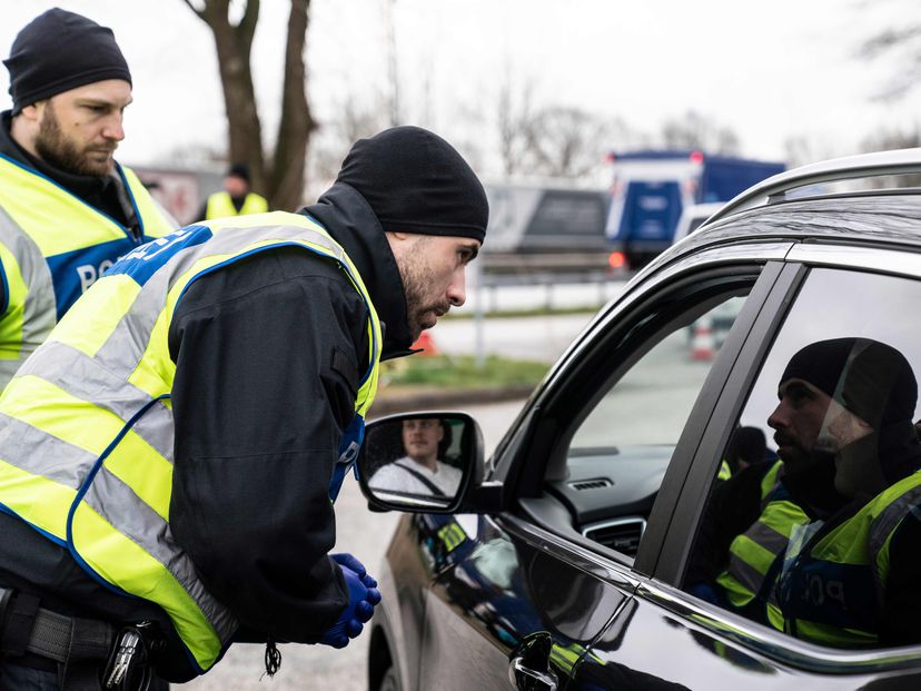 La policía alemana, en un control en la frontera con Dinamarca, este lunes.