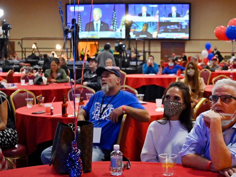 Algunas personas siguen desde un bar los resultados de las elecciones en EE UU, en El Paso (Texas).  En vídeo, Trump señala fraude en las elecciones.
