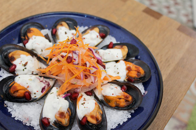Mejillones con ensalada de invierno