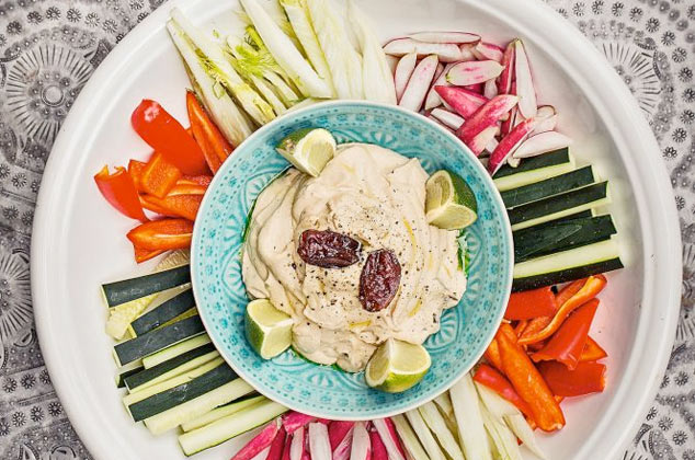 Paté de anacardos con curry, dátiles y crudités