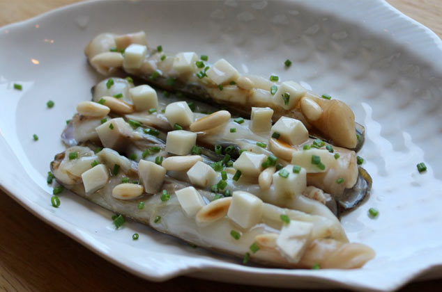 Navajas con vinagreta de boletus
