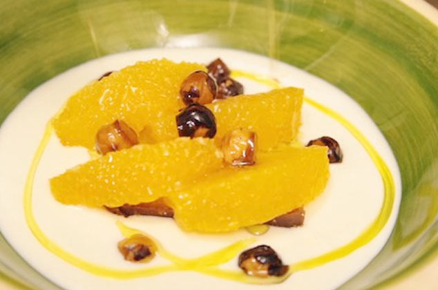 Sopa de queso con naranja y avellanas