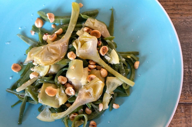 Alcachofas con judías verdes y avellanas