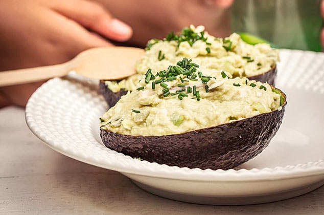Aguacates rellenos de pollo y encurtidos