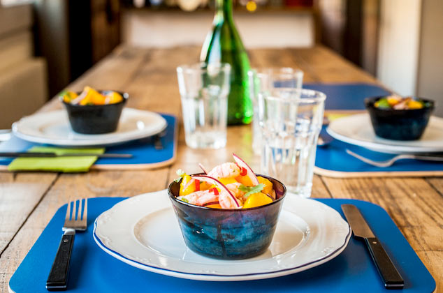 Ensalada de mango y gambas