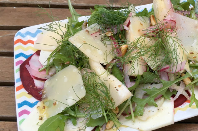 Ensalada de pera, rúcula y parmesano