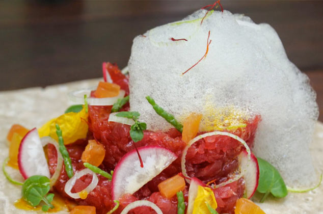 Tartar de bonito con aire de lima