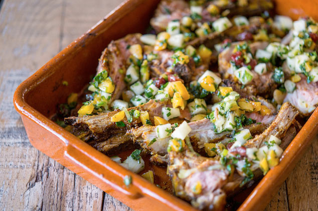 Chuletillas de cordero asadas con salsa de frutas y menta