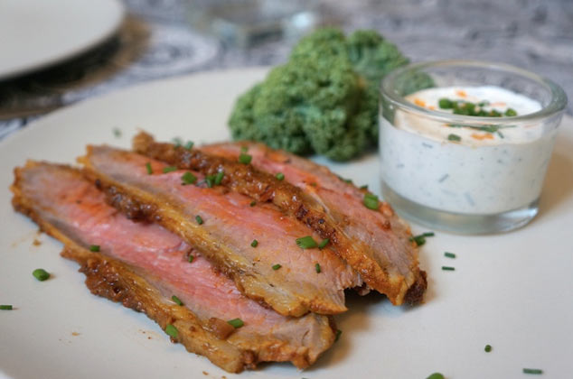 Rosbif marinado en achiote, naranja y canela