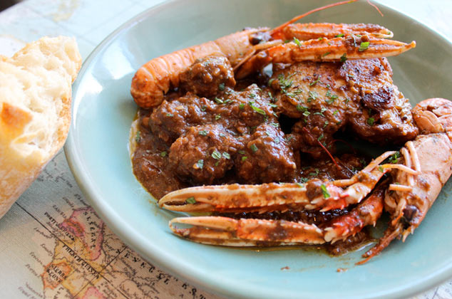 Mar y montaña de pollo con cigalas y butifarra
