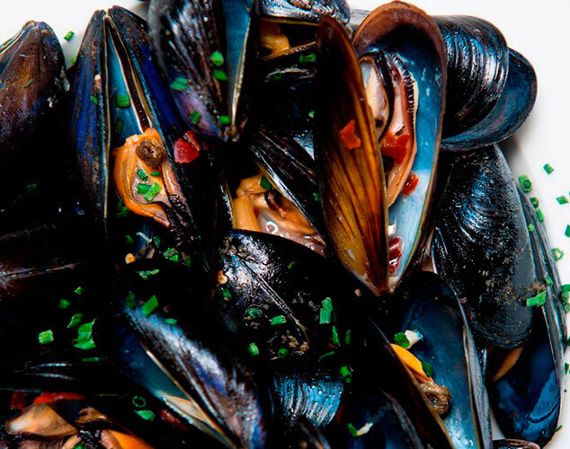 Mejillones al vapor con chile, limón y jengibre