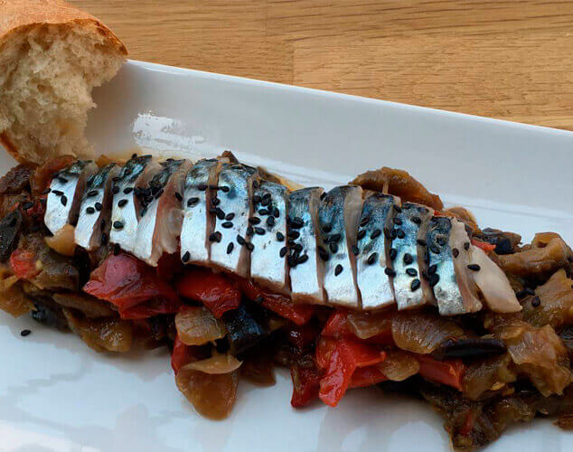 Caballa en vinagre, cebolla, berenjena y pimiento
