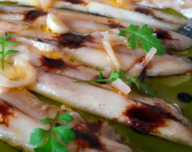 Boquerones en vinagre de arroz con chalota