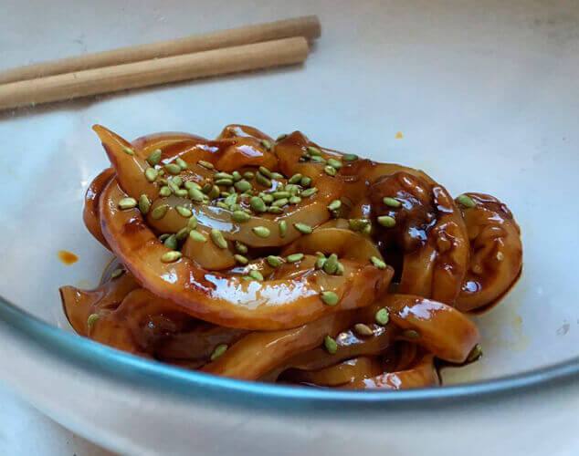 Calamar, soja, vinagre y sésamo