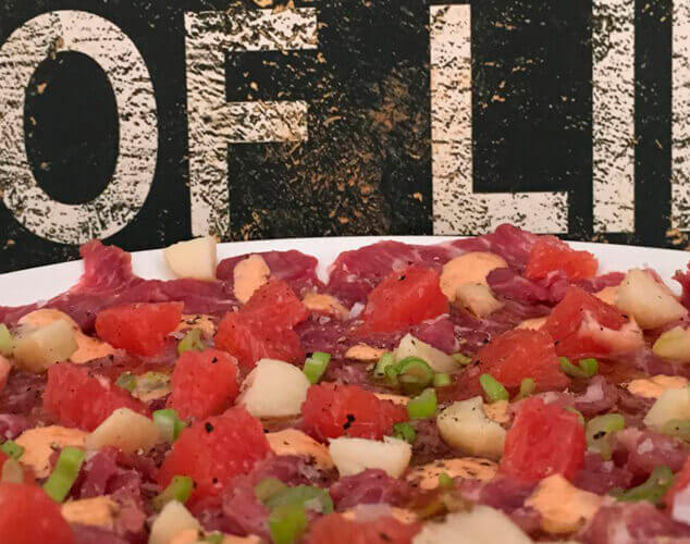 Carpaccio de presa ibérica con vinagreta tailandesa y pomelo