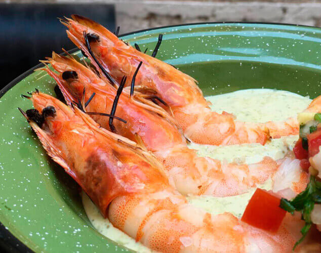 Langostinos con mayonesa de jalapeño y pico de gallo