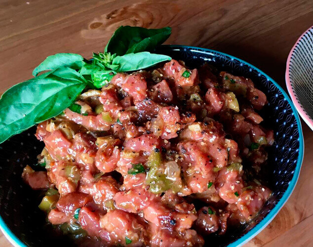 Tartar de ternera con albahaca y tomate seco