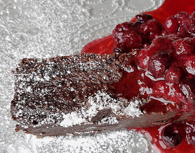 Lingote de chocolate fundente con coulis de frutos rojos