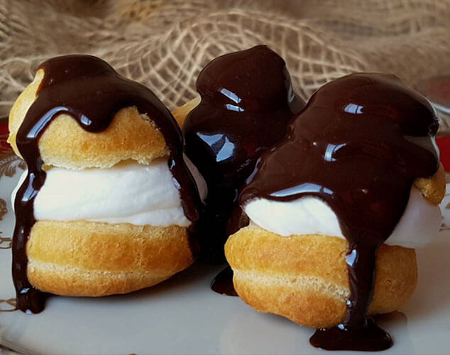 Profiteroles de nata y chocolate