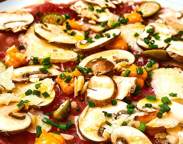 Carpaccio de ternera con setas y puré de boniato