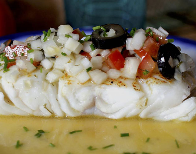 Bacalao a la vinagreta de naranja y aceitunas