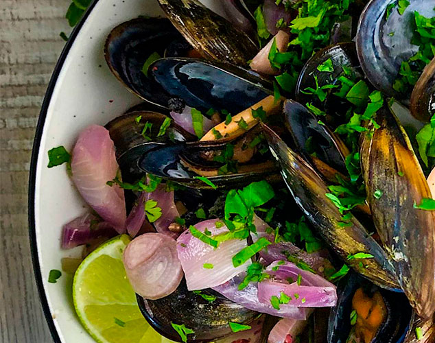 Mejillones con sidra y chalotas