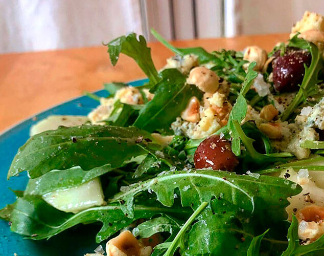 Ensalada de rcula, pera y queso azul