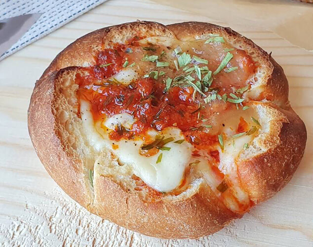 Panecillo relleno de sobrasada, cebolla y queso de Mahón