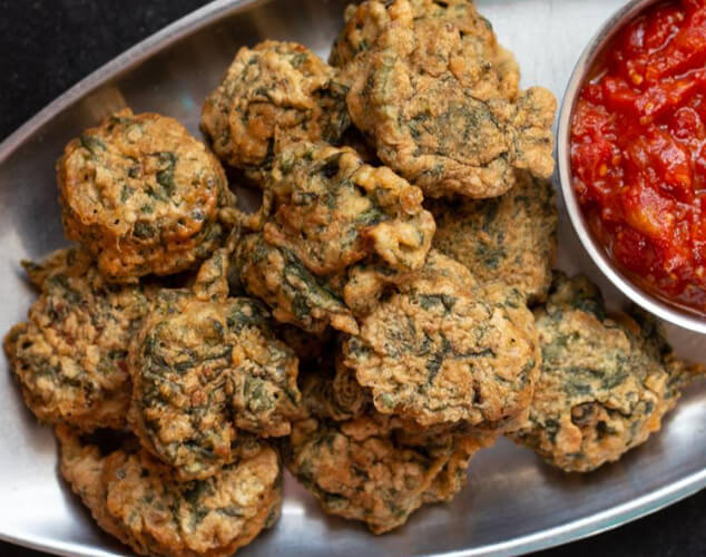Buñuelos de verdura y su salsa