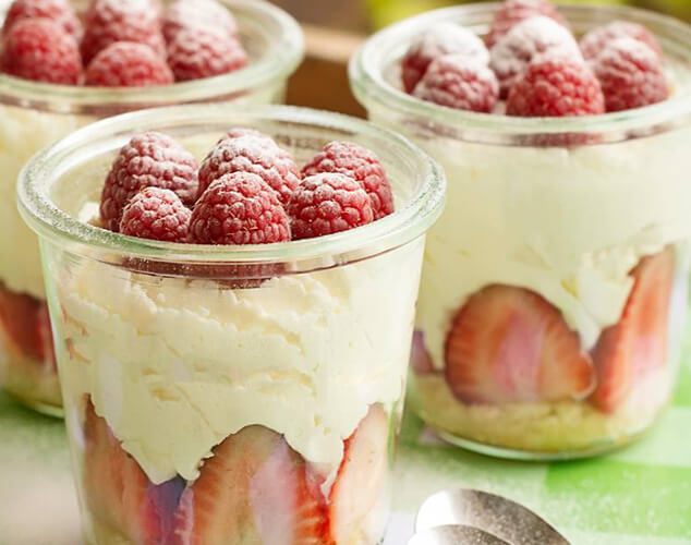 Vasitos de frutos rojos con nata
