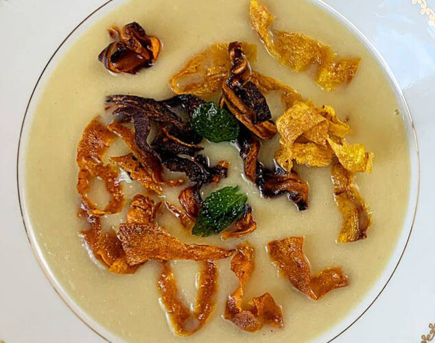 Crema de endivias con chips de zanahoria