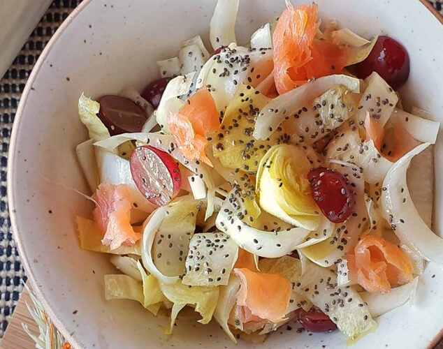 Ensalada de endivias y salmón con vinagreta de turrón
