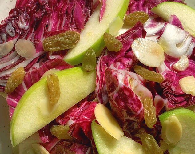 Ensalada de achicoria con manzana encurtida