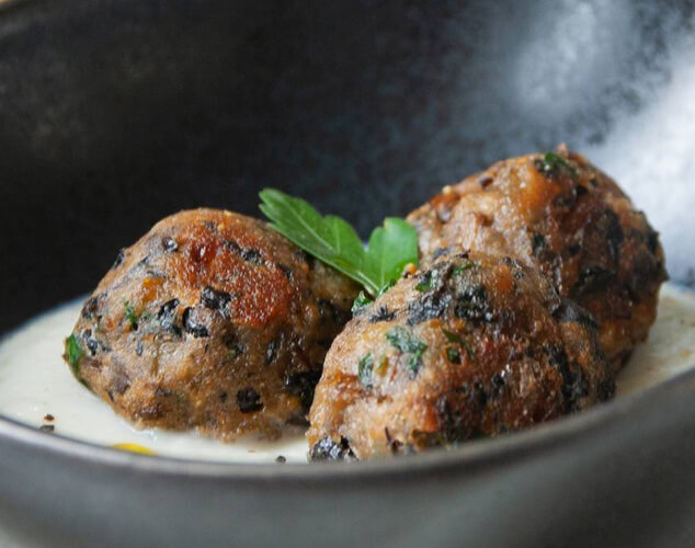 Albóndigas de setas y judías negras con salsa de coliflor