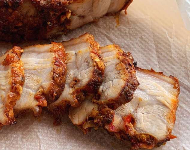 Panceta de cerdo asada y marinada con chirimoya y especias