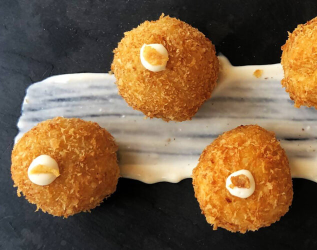 Croquetas de queso de cabra y cebolla caramelizada