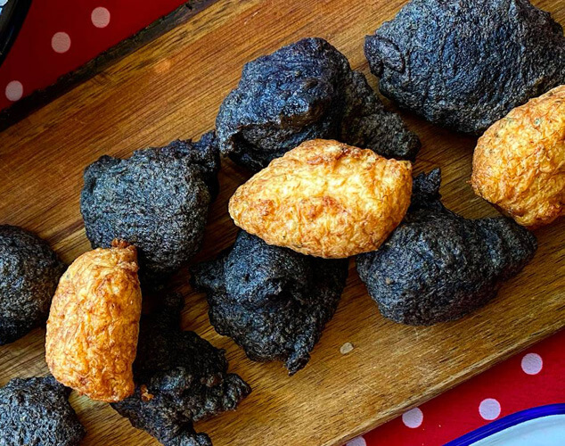 Buñuelos de bacalao en dos versiones