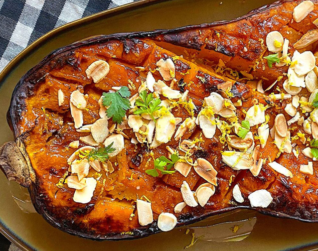 Calabaza asada con mantequilla tostada y almendras