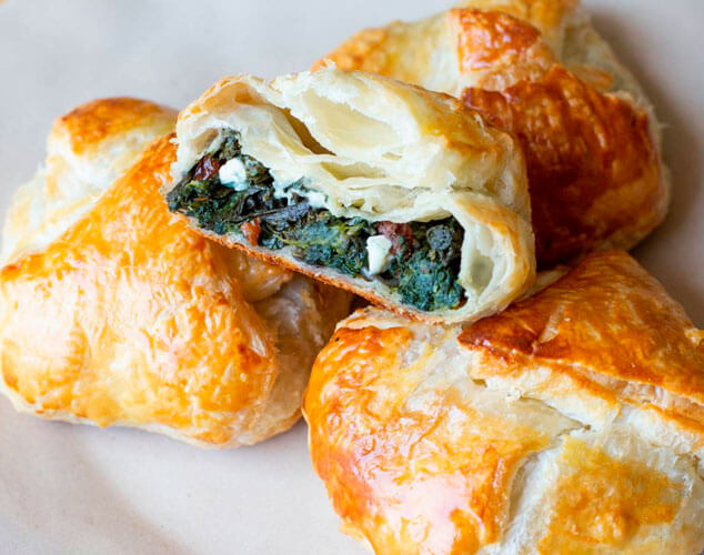 Saquitos de hojaldre de acelga y queso azul