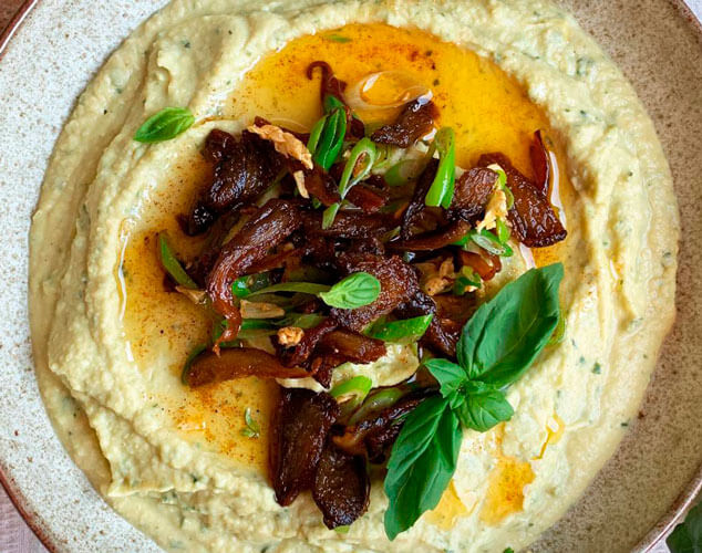 Hummus con setas tostadas