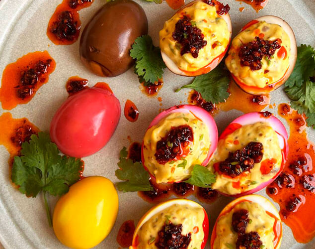 Huevos rellenos picantes