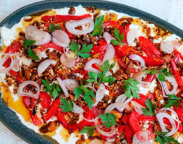 Burrata, pimientos asados y mantequilla tostada