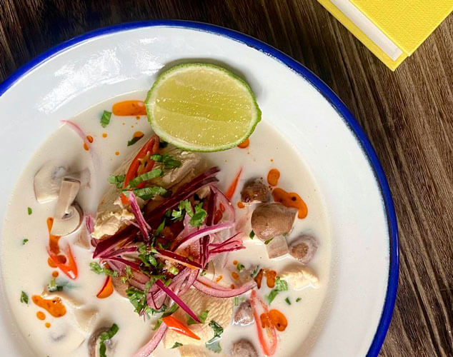 Sopa thai de pollo y coco