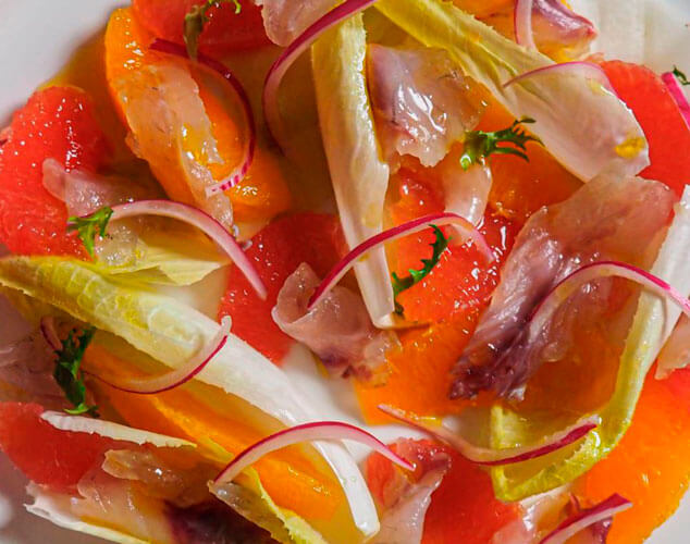 Ensalada de lubina curada, cítricos y endivias