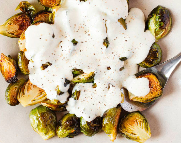 Coles de Bruselas con salsa de cheddar