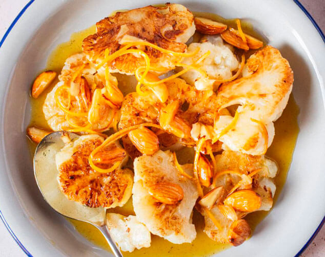Coliflor con naranja, miel y almendras