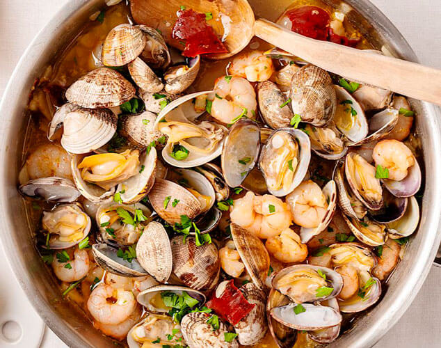 Almejas y gambas al ajillo